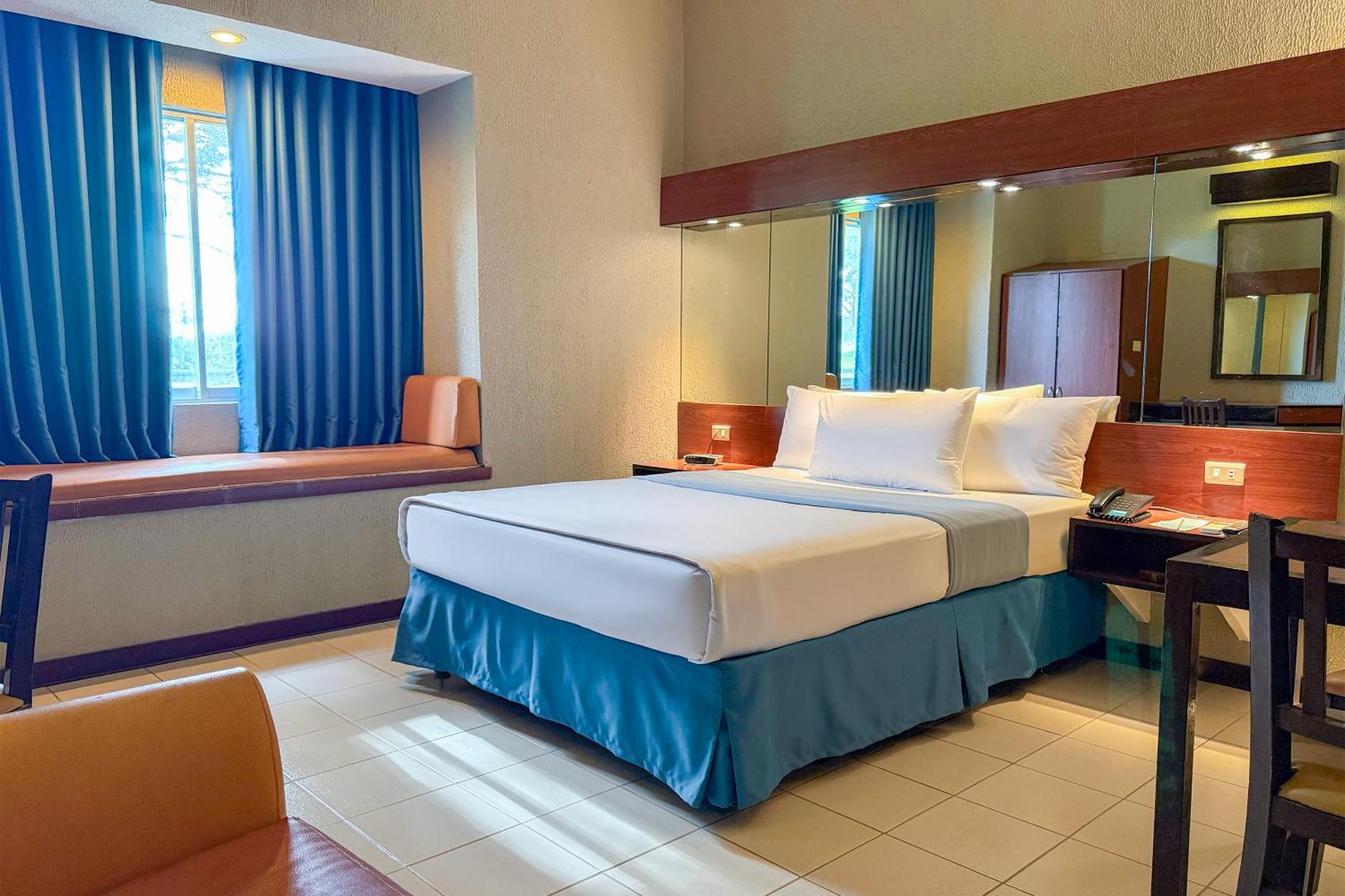 Microtel By Wyndham Eagle Ridge General Trias  Exterior photo